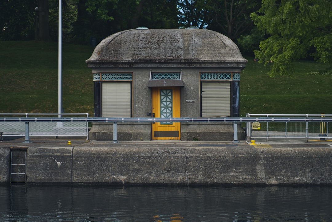 Ballard Locks - Photo by Doctor Tinieblas on Unsplash