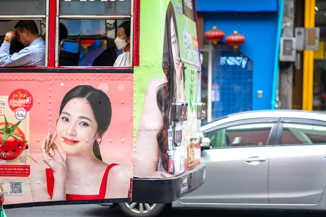 Yaowarat Road - Chinatown - Photo by sf shen on Unsplash